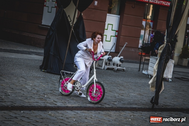 Zdjęcie w galerii na portalu naszraciborz.pl: Artyści wyszli w plener, czyli Bajczarz na raciborskim Rynku wiadomości z regionu