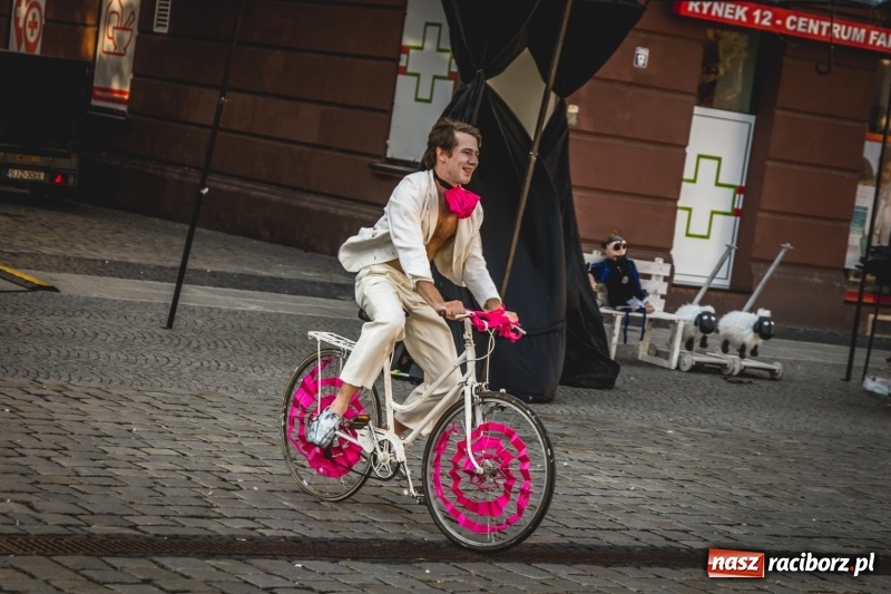 Zdjęcie w galerii na portalu naszraciborz.pl: Artyści wyszli w plener, czyli Bajczarz na raciborskim Rynku wiadomości z regionu