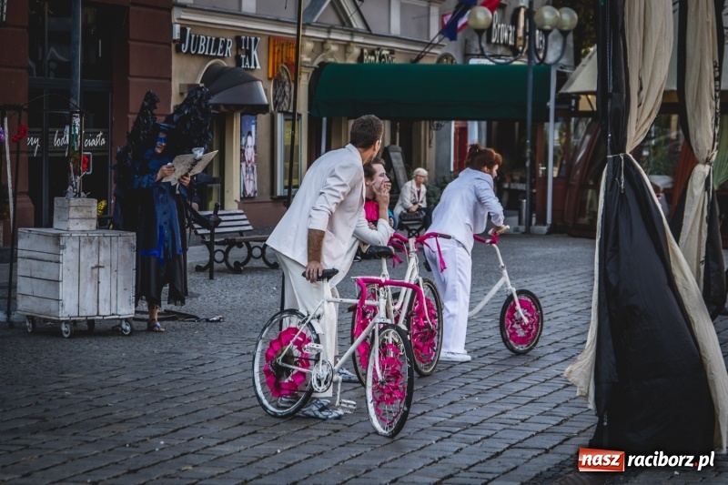 Zdjęcie w galerii na portalu naszraciborz.pl: Artyści wyszli w plener, czyli Bajczarz na raciborskim Rynku wiadomości z regionu