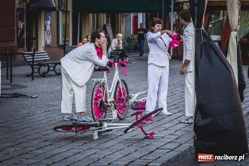 Zdjęcie w galerii na portalu naszraciborz.pl: Artyści wyszli w plener, czyli Bajczarz na raciborskim Rynku wiadomości z regionu