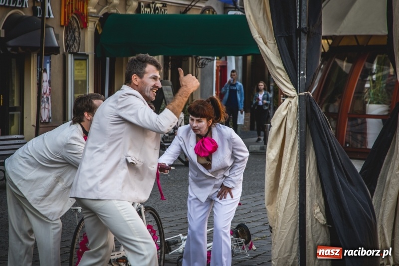 Zdjęcie w galerii na portalu naszraciborz.pl: Artyści wyszli w plener, czyli Bajczarz na raciborskim Rynku wiadomości z regionu