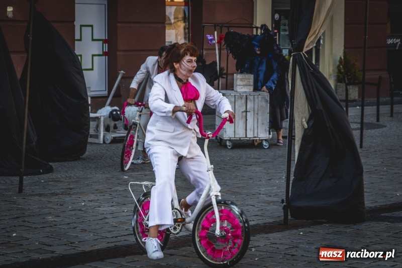 Zdjęcie w galerii na portalu naszraciborz.pl: Artyści wyszli w plener, czyli Bajczarz na raciborskim Rynku wiadomości z regionu