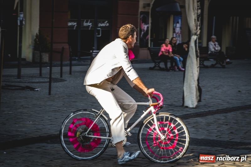 Zdjęcie w galerii na portalu naszraciborz.pl: Artyści wyszli w plener, czyli Bajczarz na raciborskim Rynku wiadomości z regionu