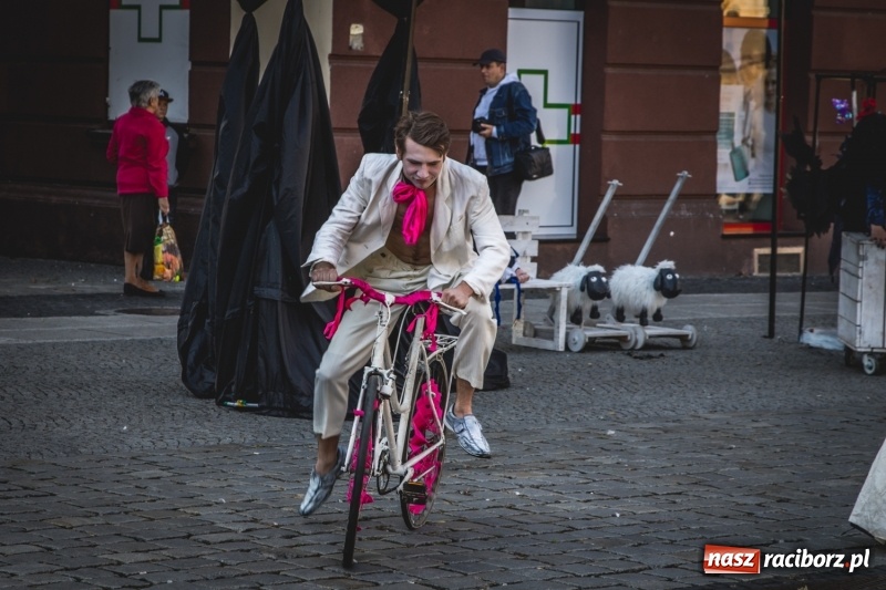 Zdjęcie w galerii na portalu naszraciborz.pl: Artyści wyszli w plener, czyli Bajczarz na raciborskim Rynku wiadomości z regionu