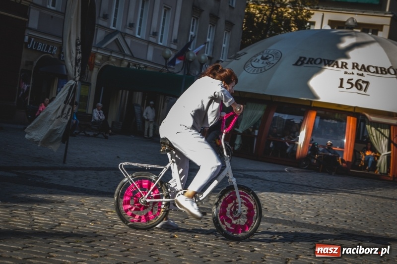 Zdjęcie w galerii na portalu naszraciborz.pl: Artyści wyszli w plener, czyli Bajczarz na raciborskim Rynku wiadomości z regionu