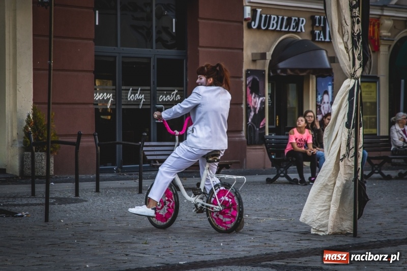 Zdjęcie w galerii na portalu naszraciborz.pl: Artyści wyszli w plener, czyli Bajczarz na raciborskim Rynku wiadomości z regionu