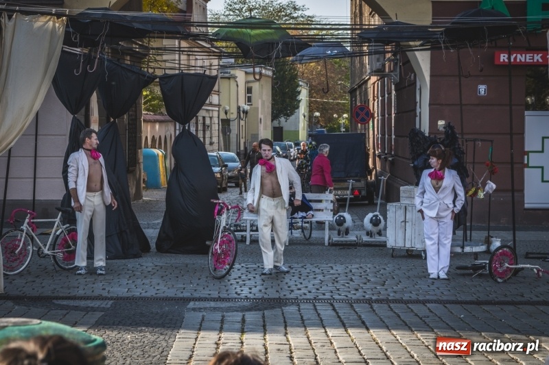 Zdjęcie w galerii na portalu naszraciborz.pl: Artyści wyszli w plener, czyli Bajczarz na raciborskim Rynku wiadomości z regionu