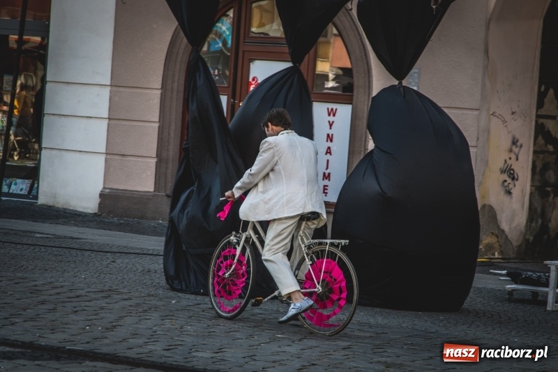 Zdjęcie w galerii na portalu naszraciborz.pl: Artyści wyszli w plener, czyli Bajczarz na raciborskim Rynku wiadomości z regionu