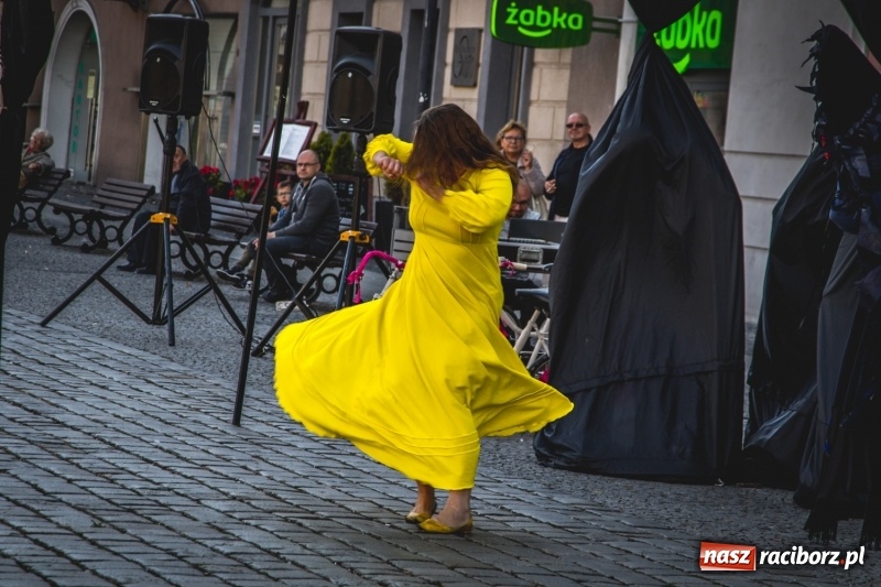 Zdjęcie w galerii na portalu naszraciborz.pl: Artyści wyszli w plener, czyli Bajczarz na raciborskim Rynku wiadomości z regionu