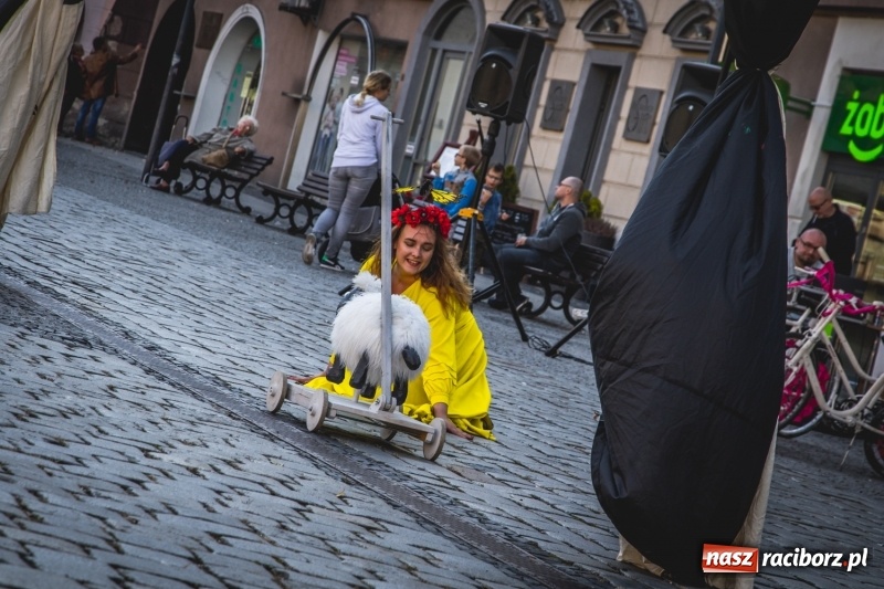 Zdjęcie w galerii na portalu naszraciborz.pl: Artyści wyszli w plener, czyli Bajczarz na raciborskim Rynku wiadomości z regionu