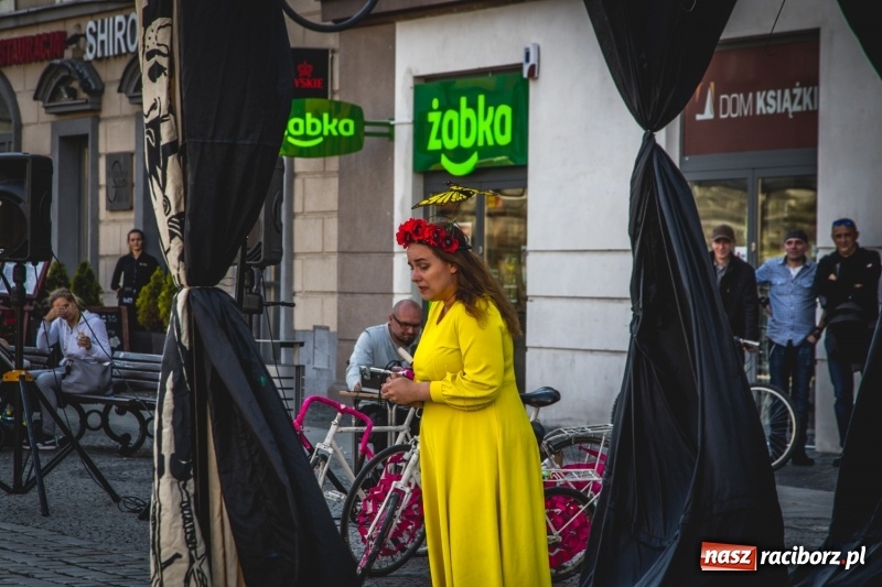 Zdjęcie w galerii na portalu naszraciborz.pl: Artyści wyszli w plener, czyli Bajczarz na raciborskim Rynku wiadomości z regionu