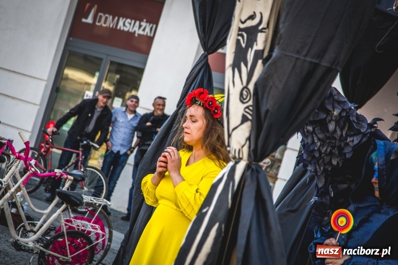 Zdjęcie w galerii na portalu naszraciborz.pl: Artyści wyszli w plener, czyli Bajczarz na raciborskim Rynku wiadomości z regionu