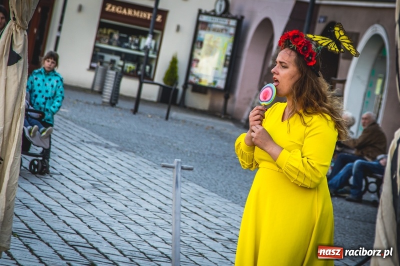 Zdjęcie w galerii na portalu naszraciborz.pl: Artyści wyszli w plener, czyli Bajczarz na raciborskim Rynku wiadomości z regionu