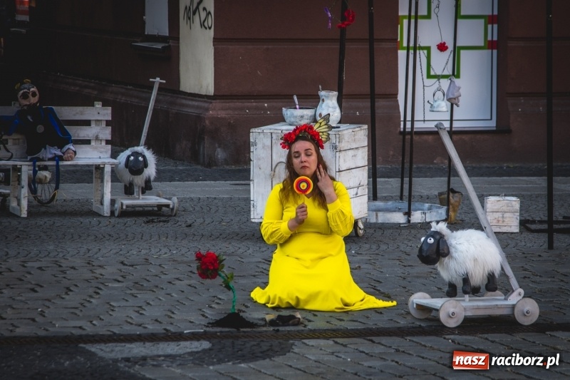 Zdjęcie w galerii na portalu naszraciborz.pl: Artyści wyszli w plener, czyli Bajczarz na raciborskim Rynku wiadomości z regionu