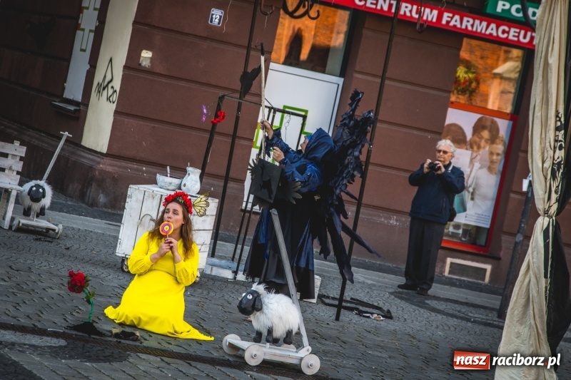 Zdjęcie w galerii na portalu naszraciborz.pl: Artyści wyszli w plener, czyli Bajczarz na raciborskim Rynku wiadomości z regionu