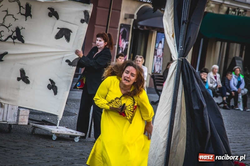 Zdjęcie w galerii na portalu naszraciborz.pl: Artyści wyszli w plener, czyli Bajczarz na raciborskim Rynku wiadomości z regionu