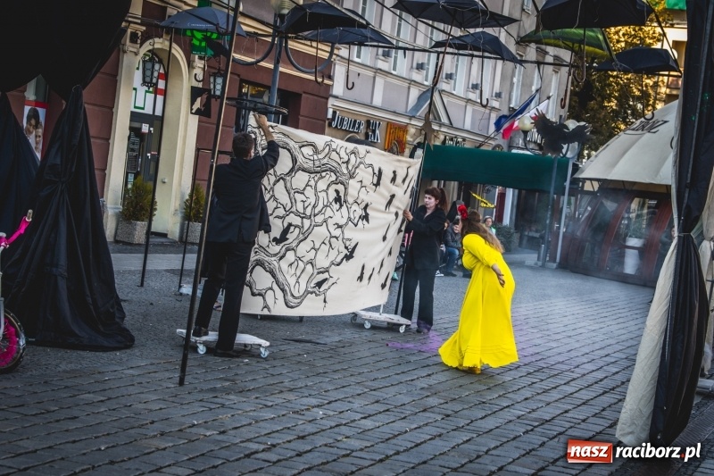 Zdjęcie w galerii na portalu naszraciborz.pl: Artyści wyszli w plener, czyli Bajczarz na raciborskim Rynku wiadomości z regionu