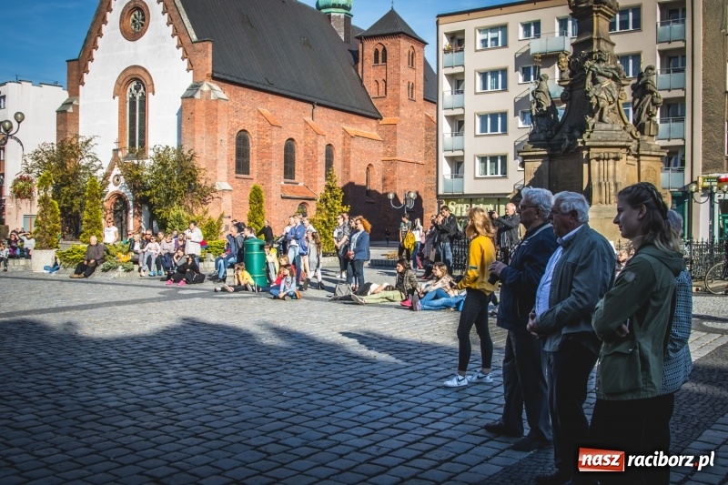 Zdjęcie w galerii na portalu naszraciborz.pl: Artyści wyszli w plener, czyli Bajczarz na raciborskim Rynku wiadomości z regionu