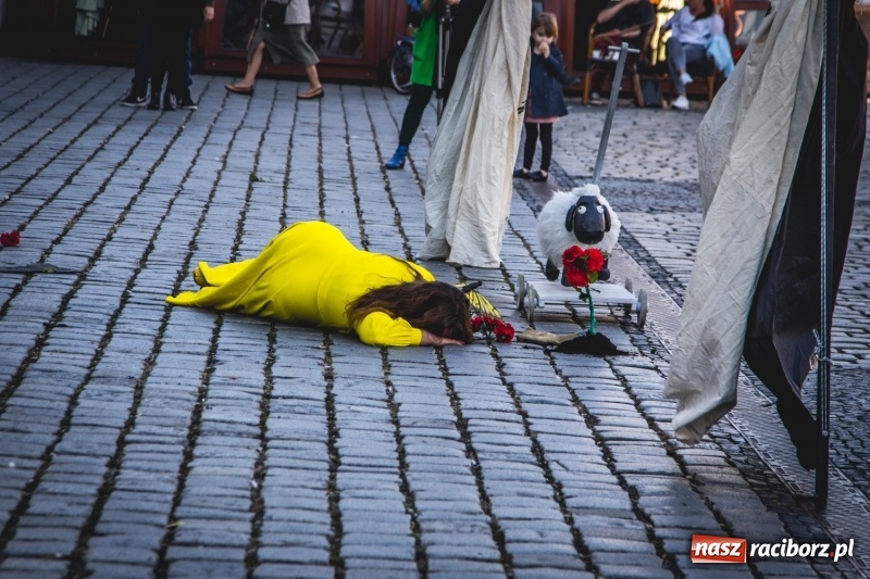 Zdjęcie w galerii na portalu naszraciborz.pl: Artyści wyszli w plener, czyli Bajczarz na raciborskim Rynku wiadomości z regionu