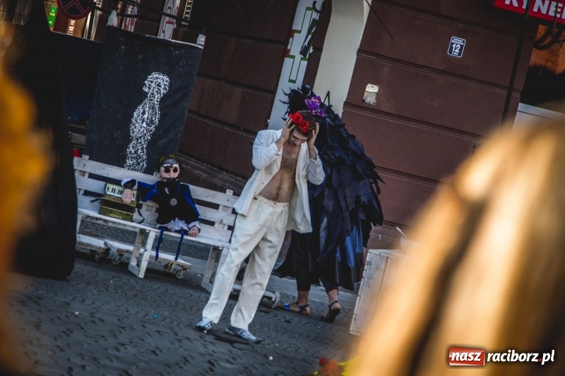 Zdjęcie w galerii na portalu naszraciborz.pl: Artyści wyszli w plener, czyli Bajczarz na raciborskim Rynku wiadomości z regionu