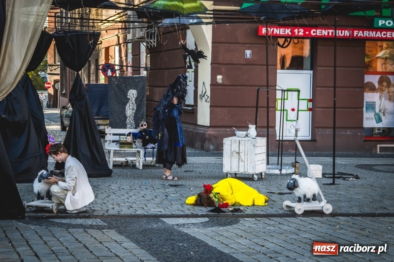 Zdjęcie w galerii na portalu naszraciborz.pl: Artyści wyszli w plener, czyli Bajczarz na raciborskim Rynku wiadomości z regionu