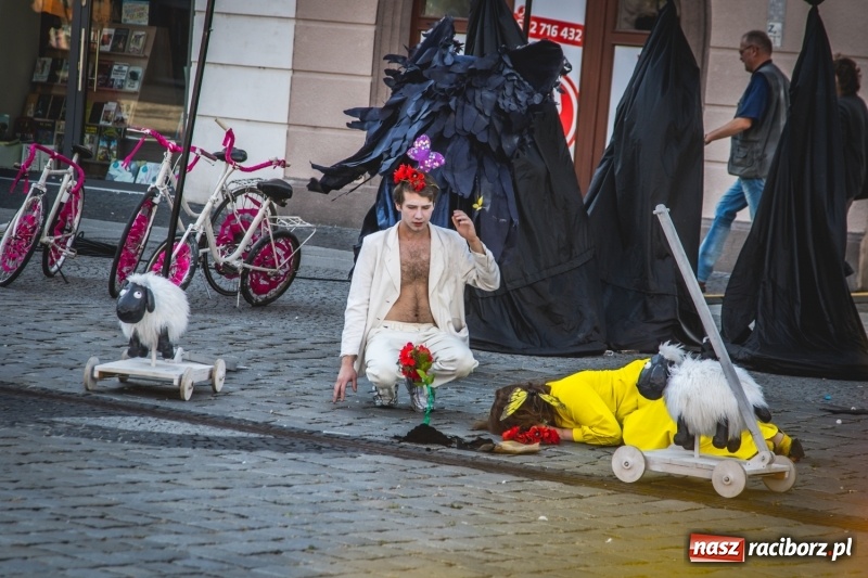 Zdjęcie w galerii na portalu naszraciborz.pl: Artyści wyszli w plener, czyli Bajczarz na raciborskim Rynku wiadomości z regionu