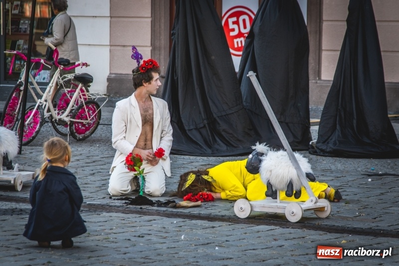 Zdjęcie w galerii na portalu naszraciborz.pl: Artyści wyszli w plener, czyli Bajczarz na raciborskim Rynku wiadomości z regionu