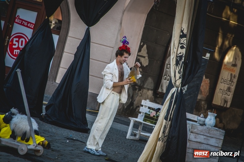 Zdjęcie w galerii na portalu naszraciborz.pl: Artyści wyszli w plener, czyli Bajczarz na raciborskim Rynku wiadomości z regionu