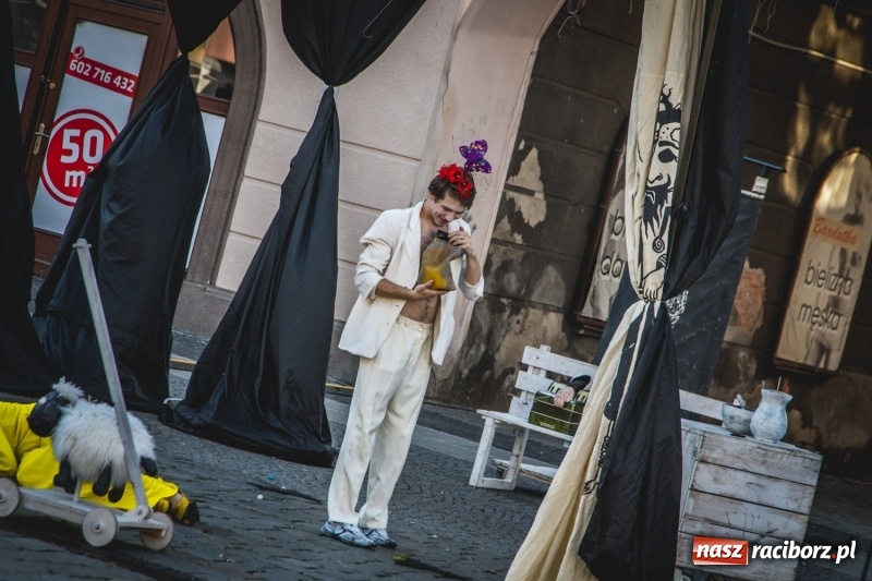 Zdjęcie w galerii na portalu naszraciborz.pl: Artyści wyszli w plener, czyli Bajczarz na raciborskim Rynku wiadomości z regionu