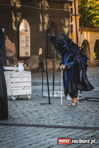 Zdjęcie w galerii na portalu naszraciborz.pl: Artyści wyszli w plener, czyli Bajczarz na raciborskim Rynku wiadomości z regionu