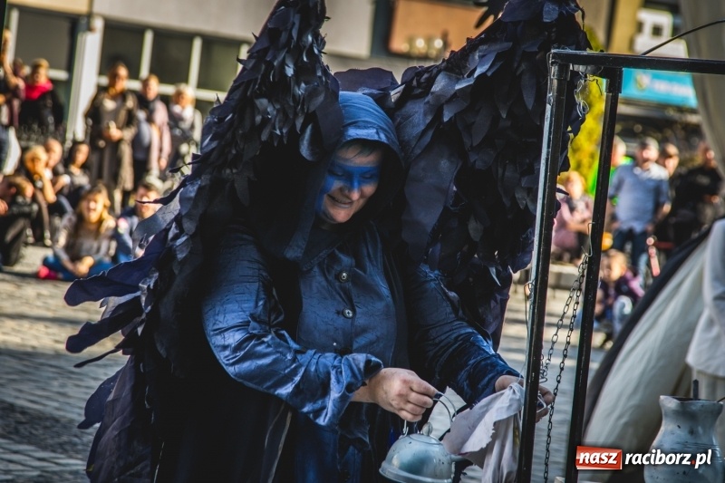 Zdjęcie w galerii na portalu naszraciborz.pl: Artyści wyszli w plener, czyli Bajczarz na raciborskim Rynku wiadomości z regionu