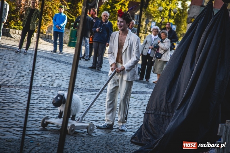 Zdjęcie w galerii na portalu naszraciborz.pl: Artyści wyszli w plener, czyli Bajczarz na raciborskim Rynku wiadomości z regionu