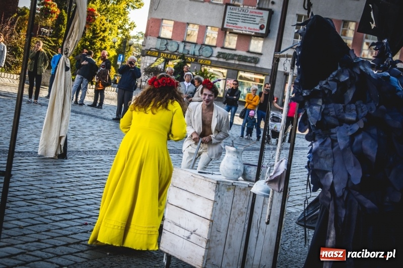 Zdjęcie w galerii na portalu naszraciborz.pl: Artyści wyszli w plener, czyli Bajczarz na raciborskim Rynku wiadomości z regionu