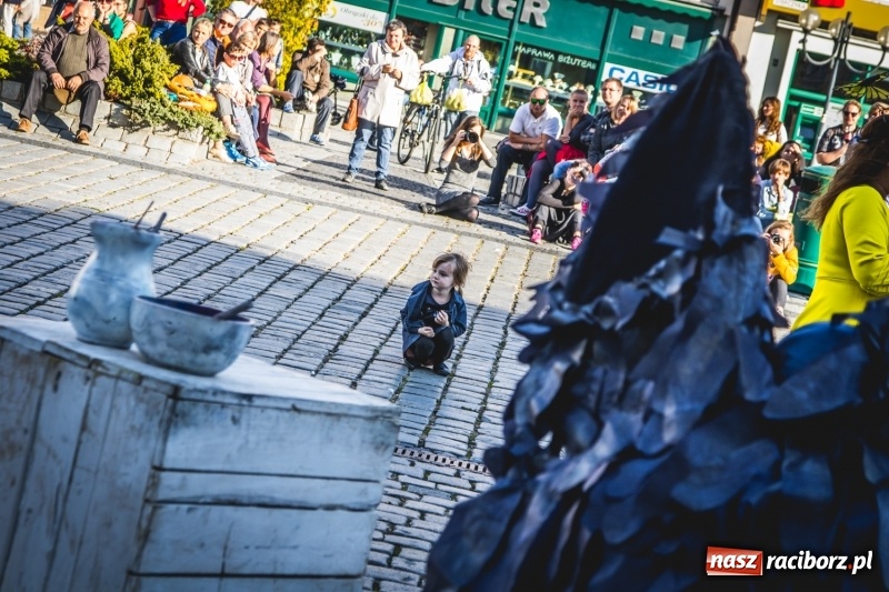Zdjęcie w galerii na portalu naszraciborz.pl: Artyści wyszli w plener, czyli Bajczarz na raciborskim Rynku wiadomości z regionu