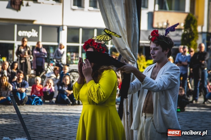 Zdjęcie w galerii na portalu naszraciborz.pl: Artyści wyszli w plener, czyli Bajczarz na raciborskim Rynku wiadomości z regionu