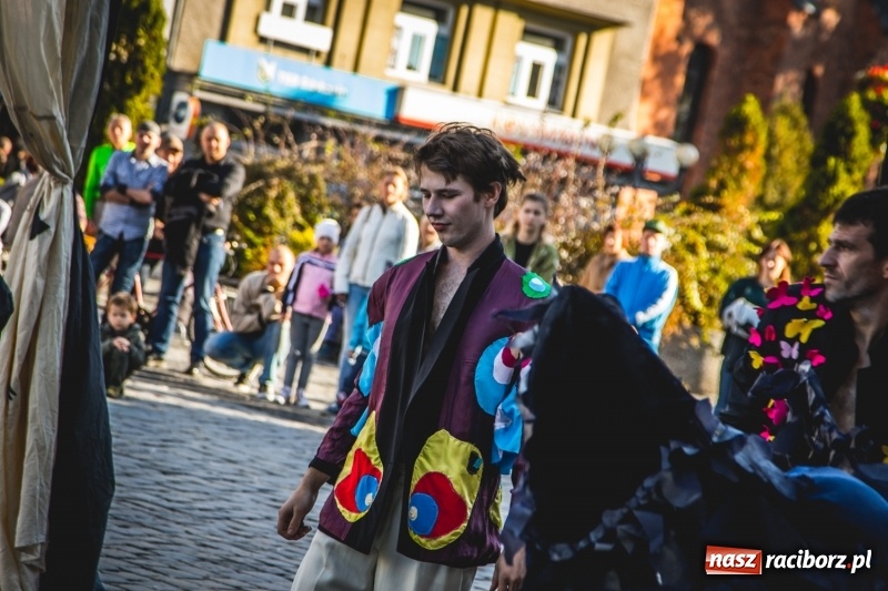 Zdjęcie w galerii na portalu naszraciborz.pl: Artyści wyszli w plener, czyli Bajczarz na raciborskim Rynku wiadomości z regionu