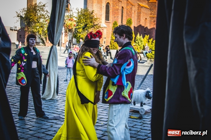 Zdjęcie w galerii na portalu naszraciborz.pl: Artyści wyszli w plener, czyli Bajczarz na raciborskim Rynku wiadomości z regionu
