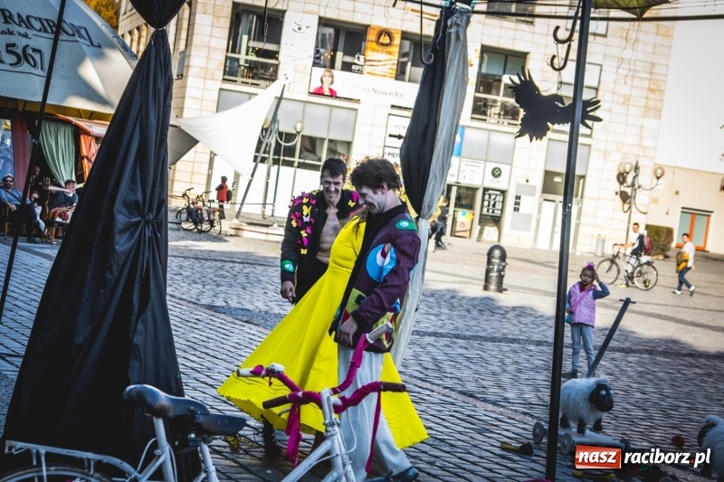 Zdjęcie w galerii na portalu naszraciborz.pl: Artyści wyszli w plener, czyli Bajczarz na raciborskim Rynku wiadomości z regionu