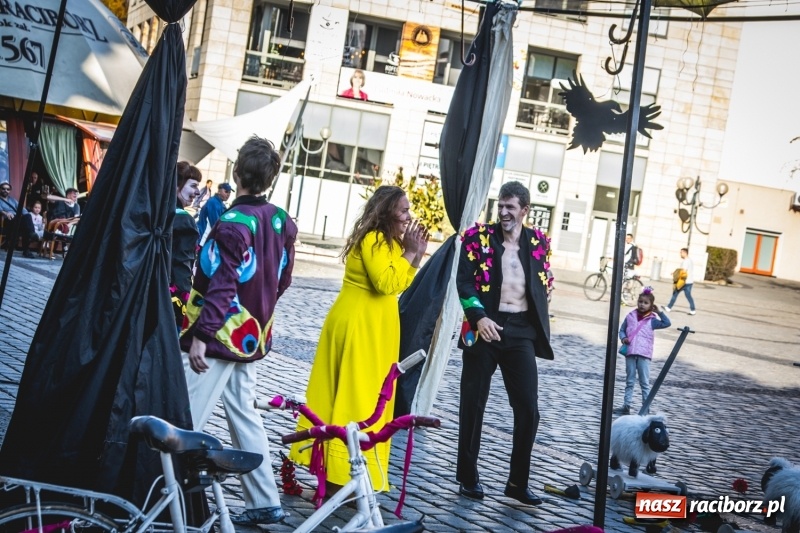 Zdjęcie w galerii na portalu naszraciborz.pl: Artyści wyszli w plener, czyli Bajczarz na raciborskim Rynku wiadomości z regionu