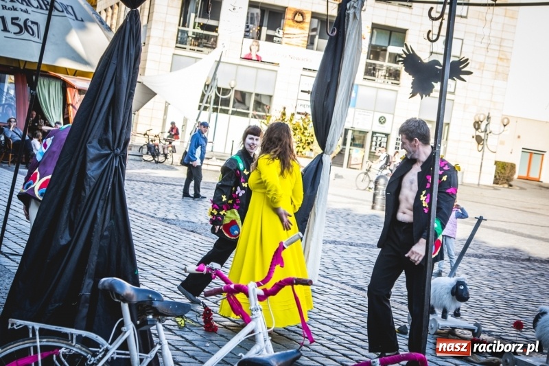 Zdjęcie w galerii na portalu naszraciborz.pl: Artyści wyszli w plener, czyli Bajczarz na raciborskim Rynku wiadomości z regionu