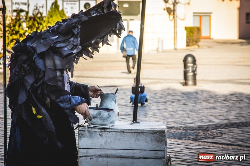 Zdjęcie w galerii na portalu naszraciborz.pl: Artyści wyszli w plener, czyli Bajczarz na raciborskim Rynku wiadomości z regionu