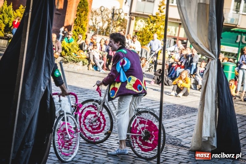 Zdjęcie w galerii na portalu naszraciborz.pl: Artyści wyszli w plener, czyli Bajczarz na raciborskim Rynku wiadomości z regionu