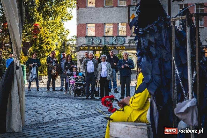 Zdjęcie w galerii na portalu naszraciborz.pl: Artyści wyszli w plener, czyli Bajczarz na raciborskim Rynku wiadomości z regionu