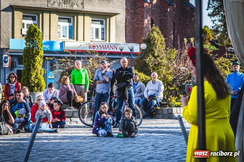 Zdjęcie w galerii na portalu naszraciborz.pl: Artyści wyszli w plener, czyli Bajczarz na raciborskim Rynku wiadomości z regionu