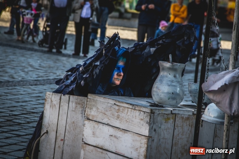 Zdjęcie w galerii na portalu naszraciborz.pl: Artyści wyszli w plener, czyli Bajczarz na raciborskim Rynku wiadomości z regionu