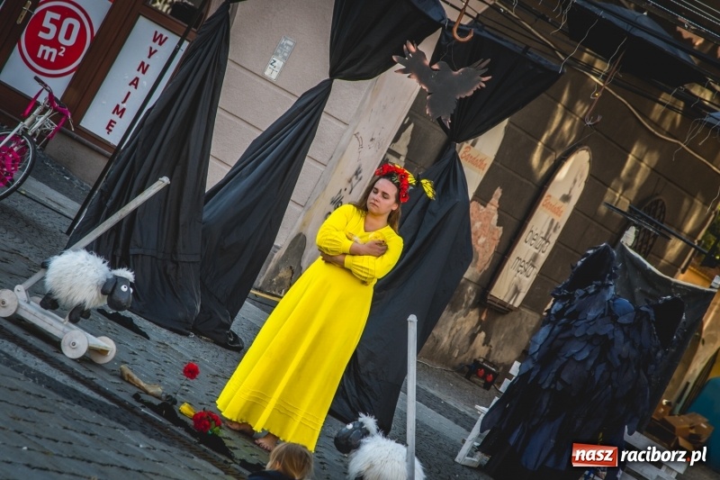 Zdjęcie w galerii na portalu naszraciborz.pl: Artyści wyszli w plener, czyli Bajczarz na raciborskim Rynku wiadomości z regionu