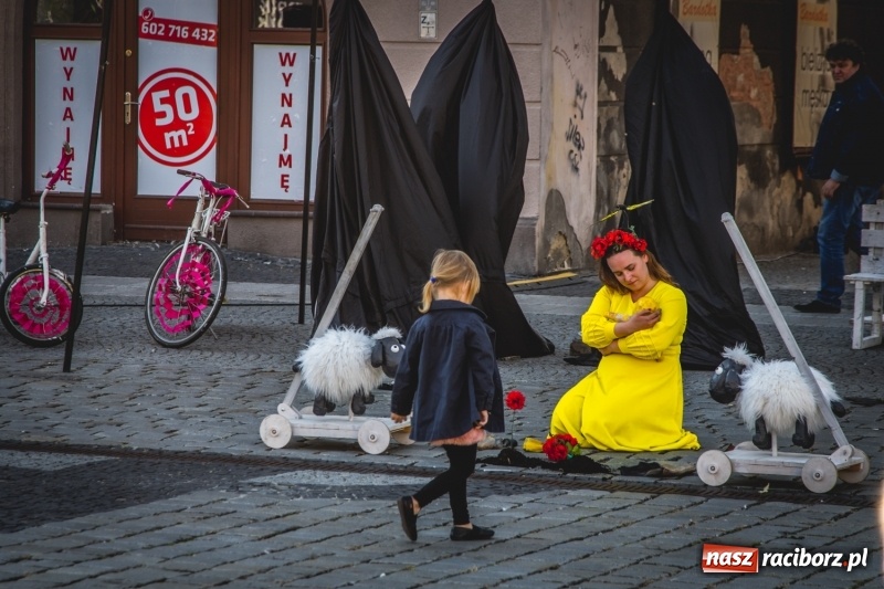 Zdjęcie w galerii na portalu naszraciborz.pl: Artyści wyszli w plener, czyli Bajczarz na raciborskim Rynku wiadomości z regionu