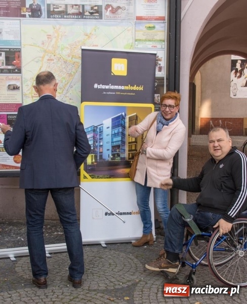Zdjęcie w galerii na portalu naszraciborz.pl: #stawiamnaraciborz również postawił na kampanię w plenerze. Lenk zaprasza na spacerek wiadomości z regionu