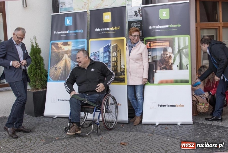 Zdjęcie w galerii na portalu naszraciborz.pl: #stawiamnaraciborz również postawił na kampanię w plenerze. Lenk zaprasza na spacerek wiadomości z regionu