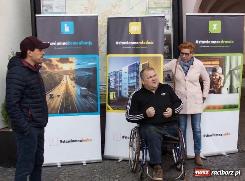 Zdjęcie w galerii na portalu naszraciborz.pl: #stawiamnaraciborz również postawił na kampanię w plenerze. Lenk zaprasza na spacerek wiadomości z regionu
